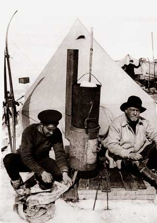 un manchot est &eacute;corch&eacute; pour servir de combustible